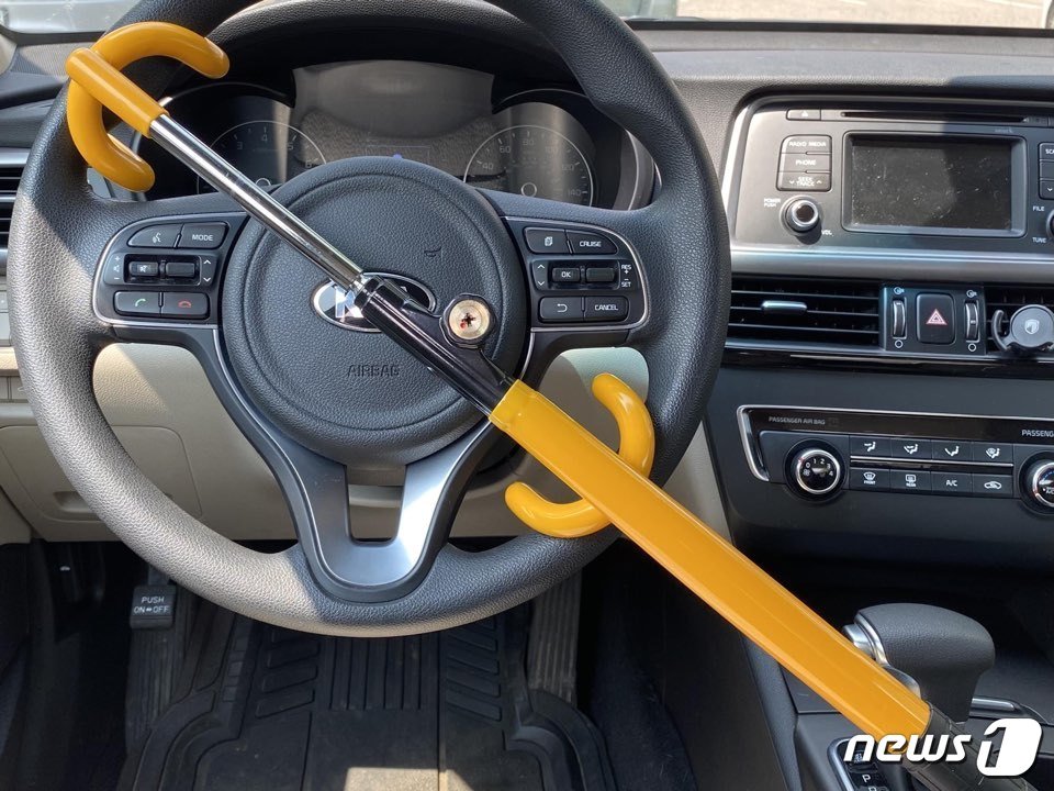 본문 이미지 - 현대자동차와 기아자동차는 자사 고객들 차량 도난 방지를 위해 지역 경찰 등과 협력해 핸들 잠금장치&#40;사진&#41;도 무료 제공하고 있다. 차량 도난이 크게 늘면서 주정부와 개인의 잇단 소송 등으로 현대기아차 수난은 지금도 계속되고 있다.