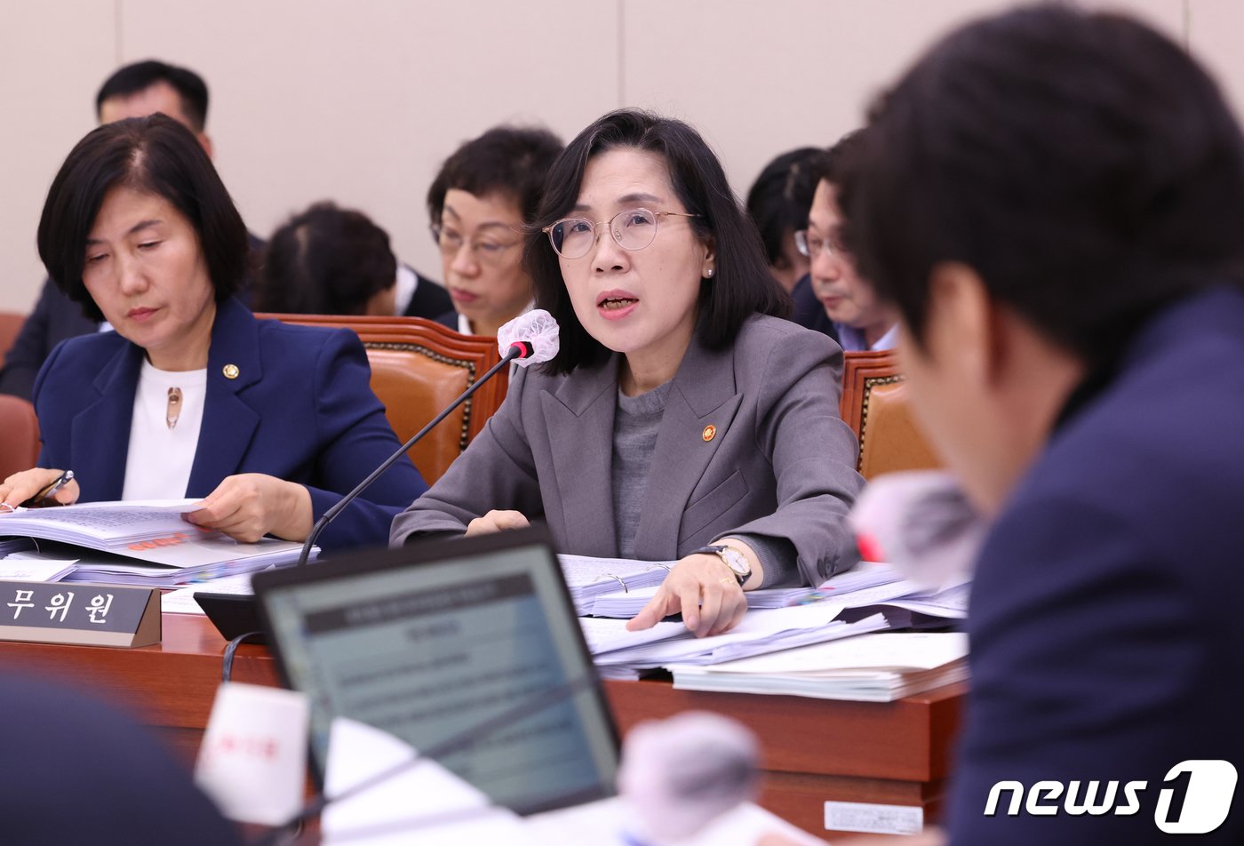 본문 이미지 - 김현숙 여성가족부 장관이 2일 서울 여의도 국회에서 열린 여성가족위원회의 여성가족부에 대한 국정감사에서 의원들의 질의에 답변하고 있다. 2023.11.2/뉴스1 ⓒ News1 송원영 기자