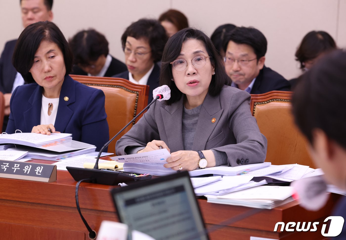 본문 이미지 - 김현숙 여성가족부 장관이 2일 서울 여의도 국회에서 열린 여성가족위원회의 여성가족부에 대한 국정감사에서 의원들의 질의에 답변하고 있다. 2023.11.2/뉴스1 ⓒ News1 송원영 기자