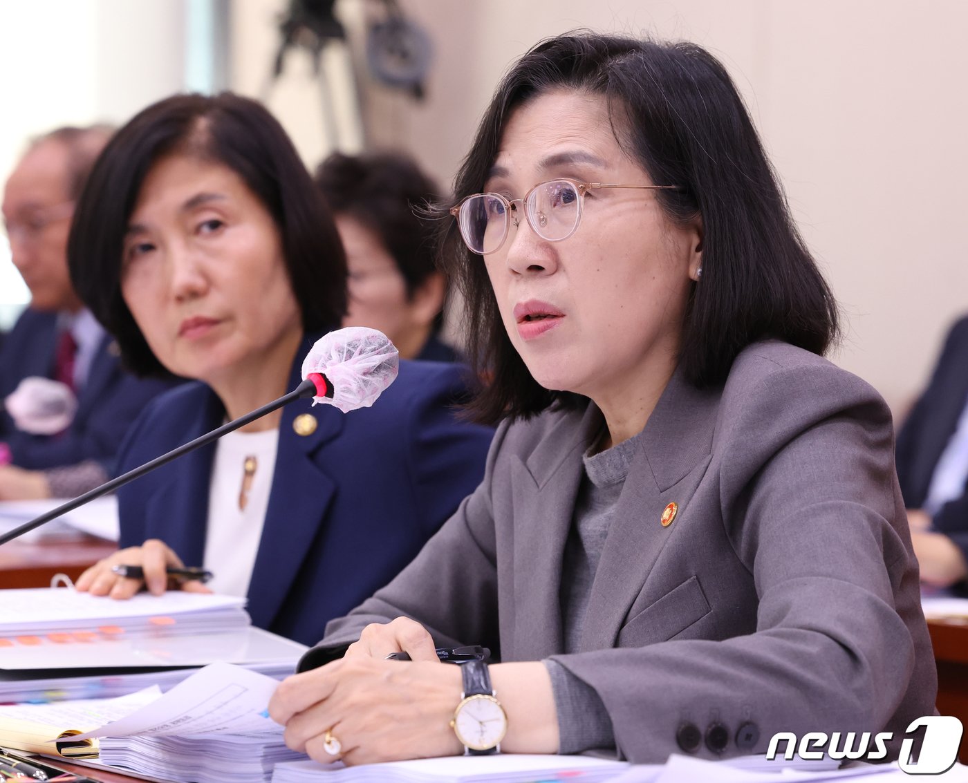 본문 이미지 - 김현숙 여성가족부 장관이 2일 서울 여의도 국회에서 열린 여성가족위원회의 여성가족부에 대한 국정감사에서 의원들의 질의에 답변하고 있다. 2023.11.2/뉴스1 ⓒ News1 송원영 기자