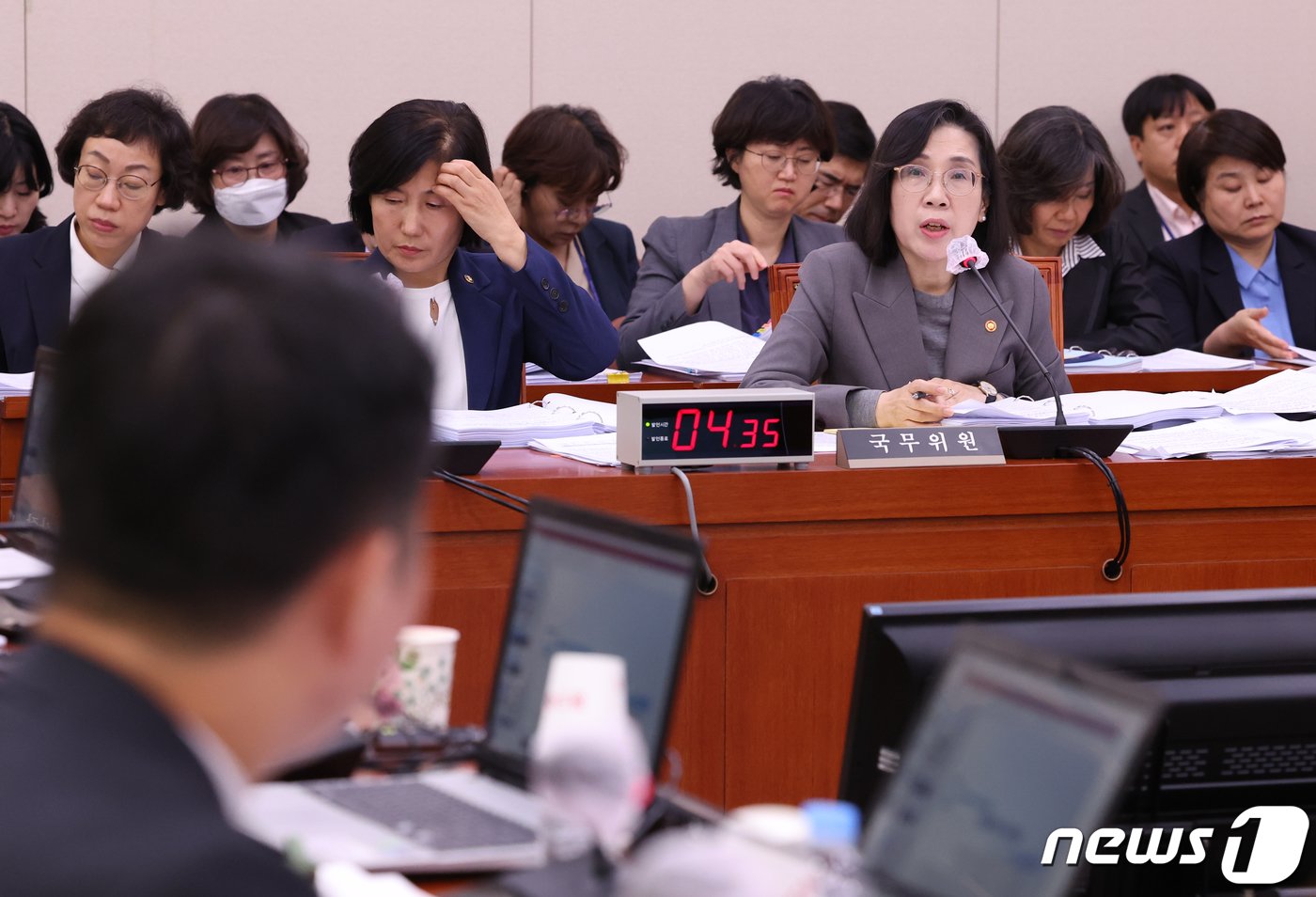본문 이미지 - 김현숙 여성가족부 장관이 2일 서울 여의도 국회에서 열린 여성가족위원회의 여성가족부에 대한 국정감사에서 의원들의 질의에 답변하고 있다. 2023.11.2/뉴스1 ⓒ News1 송원영 기자