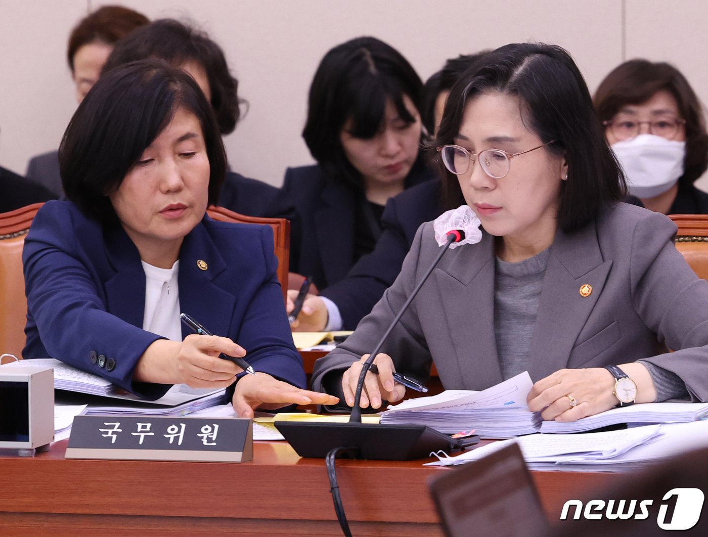 본문 이미지 - 김현숙 여성가족부 장관과 이기순 차관이 2일 서울 여의도 국회에서 열린 여성가족위원회의 여성가족부에 대한 국정감사에서 대화를 하고 있다. 2023.11.2/뉴스1 ⓒ News1 송원영 기자
