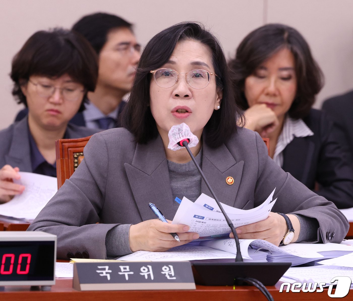 본문 이미지 - 김현숙 여성가족부 장관이 2일 서울 여의도 국회에서 열린 여성가족위원회의 여성가족부에 대한 국정감사에서 의원들의 질의에 답변하고 있다. 2023.11.2/뉴스1 ⓒ News1 송원영 기자