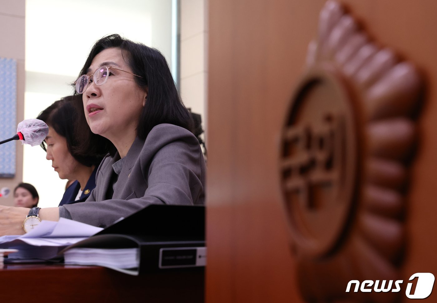 본문 이미지 - 김현숙 여성가족부 장관이 2일 서울 여의도 국회에서 열린 여성가족위원회의 여성가족부에 대한 국정감사에서 의원들의 질의에 답변하고 있다. 2023.11.2/뉴스1 ⓒ News1 송원영 기자