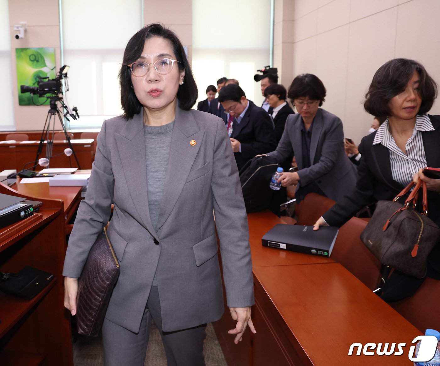 본문 이미지 - 김현숙 여성가족부 장관이 2일 서울 여의도 국회에서 열린 여성가족위원회의 여성가족부에 대한 국정감사 오전 질의를 마치고 나오고 있다. 2023.11.2/뉴스1 ⓒ News1 송원영 기자