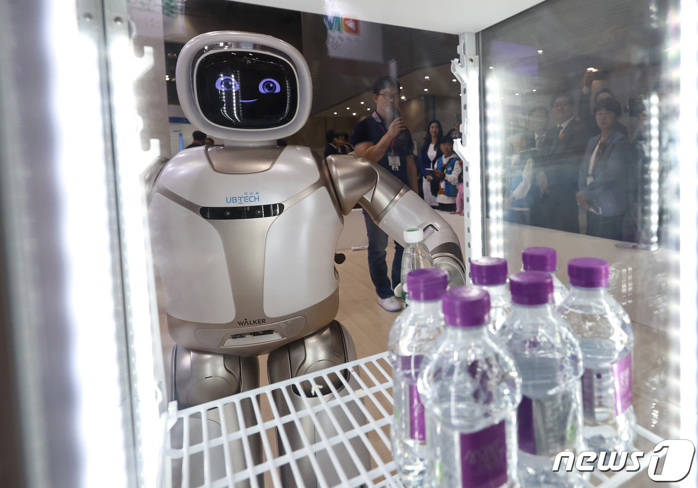 (고양=뉴스1) 구윤성 기자 = 2일 경기 고양시 킨텍스에서 열린 2023 디지털 미디어 테크쇼·디지털 퓨처쇼에서 인공지능 휴머노이드 로봇 '워커'가 냉장고에서 물을 꺼내고 있다. …