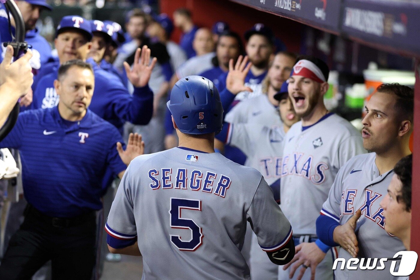 본문 이미지 - 코리 시거(5번)는 2021년 시즌 종료 후 텍사스 레인저스로 이적했고, 2시즌 만에 우승컵을 들었다. ⓒ AFP=뉴스1