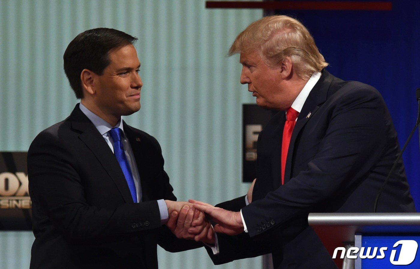 본문 이미지 - 도널드 트럼프 전 대통령과 마르코 루비오 상원의원이 지난 2016년 1월14일 미국 대선 공화당 후보 경선이 열린 사우스캐롤라이나주 찰스턴에서 토론회가 끝난 뒤 악수하는 모습이다. 2023.11.2. ⓒ AFP=뉴스1 ⓒ News1 김성식 기자