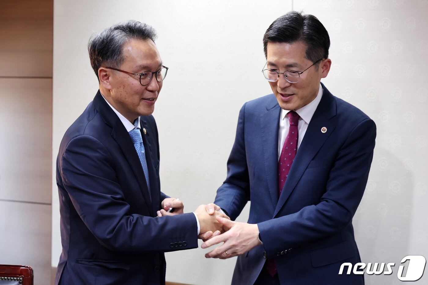 본문 이미지 - 박민수 보건복지부 제2차관(왼쪽)이 2일 서울 중구 한국의료분쟁조정중재원 회의실에서 열린 의료분쟁 제도개선 위원회 첫 기획 회의에서 이필수 대한의사협회장과 인사하고 있다. 2023.11.2/뉴스1 ⓒ News1 김성진 기자