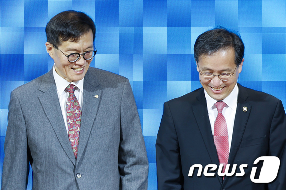 밝은 표정의 한국은행 총재와 통계청장