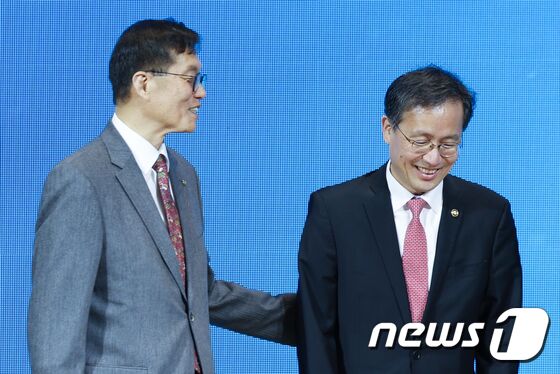'BOK 지역경제 심포지엄 시작에 앞서'
