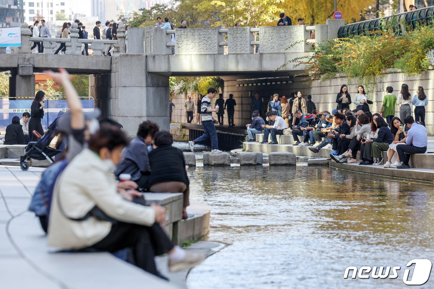 본문 이미지 - 서울 지역 낮 최고기온이 24도까지 올라 포근한 날씨를 보인 2일 오후 서울 종로구 청계천 일대에서 점심시간을 맞은 직장인들이 산책을 즐기고 있다. 2023.11.2/뉴스1 ⓒ News1 민경석 기자