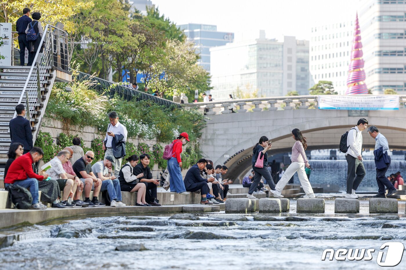 본문 이미지 - 서울 지역 낮 최고기온이 24도까지 올라 포근한 날씨를 보인 2일 오후 서울 종로구 청계천 일대에서 점심시간을 맞은 직장인들이 산책을 즐기고 있다. 2023.11.2/뉴스1 ⓒ News1 민경석 기자