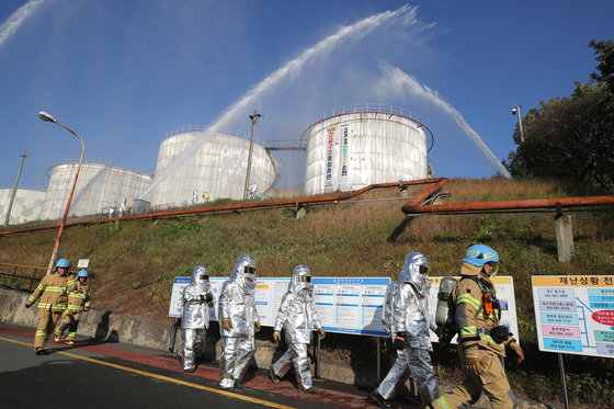 "펑 소리와 불길"…경북 경산저유소서 옥외탱크 폭발·화재