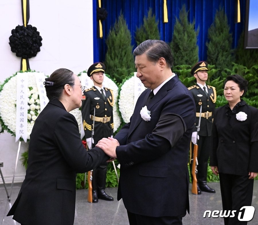 시진핑 중국 주석은 2일 오전 베이징 바바오산 혁명열사묘지에서 열린 리커창 전 중국 총리의 영결식에 참석해 리 전 총리의 부인인 청훙 여사를 위로하고 있다. &#40;신화통신 갈무리&#41;