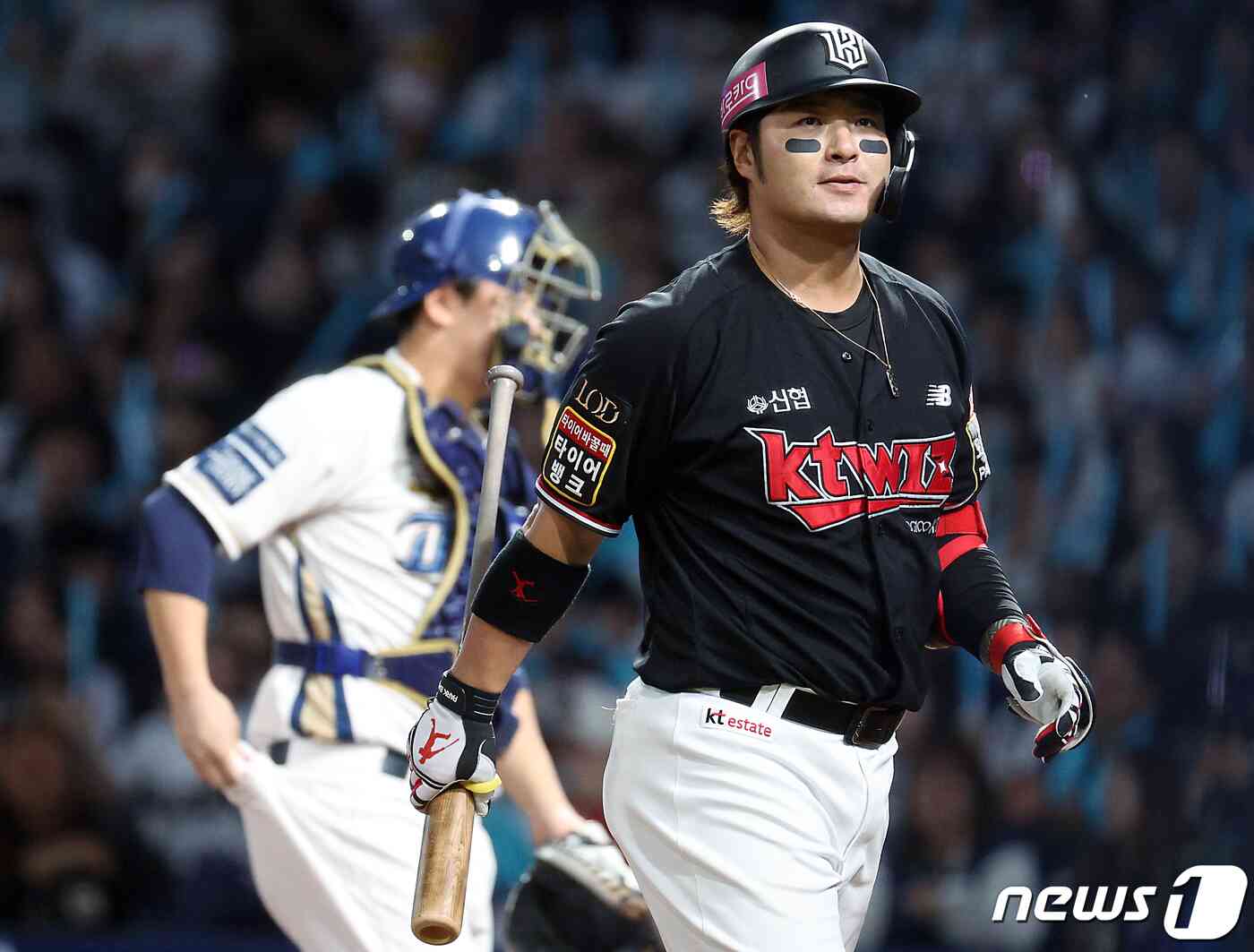 2일 오후 경남 창원시 마산회원구 양덕동 창원NC파크에서 열린 프로야구 '2023 신한은행 SOL KBO 포스트시즌' 플레이오프 3차전 NC 다이노스와 kt 위즈의 경기 1회초 1사 주자 1,3루 상황 kt 박병호가 삼진아웃된 후 더그아웃으로 향하고 있다. 2023.11.2/뉴스1 © News1 박정호 기자