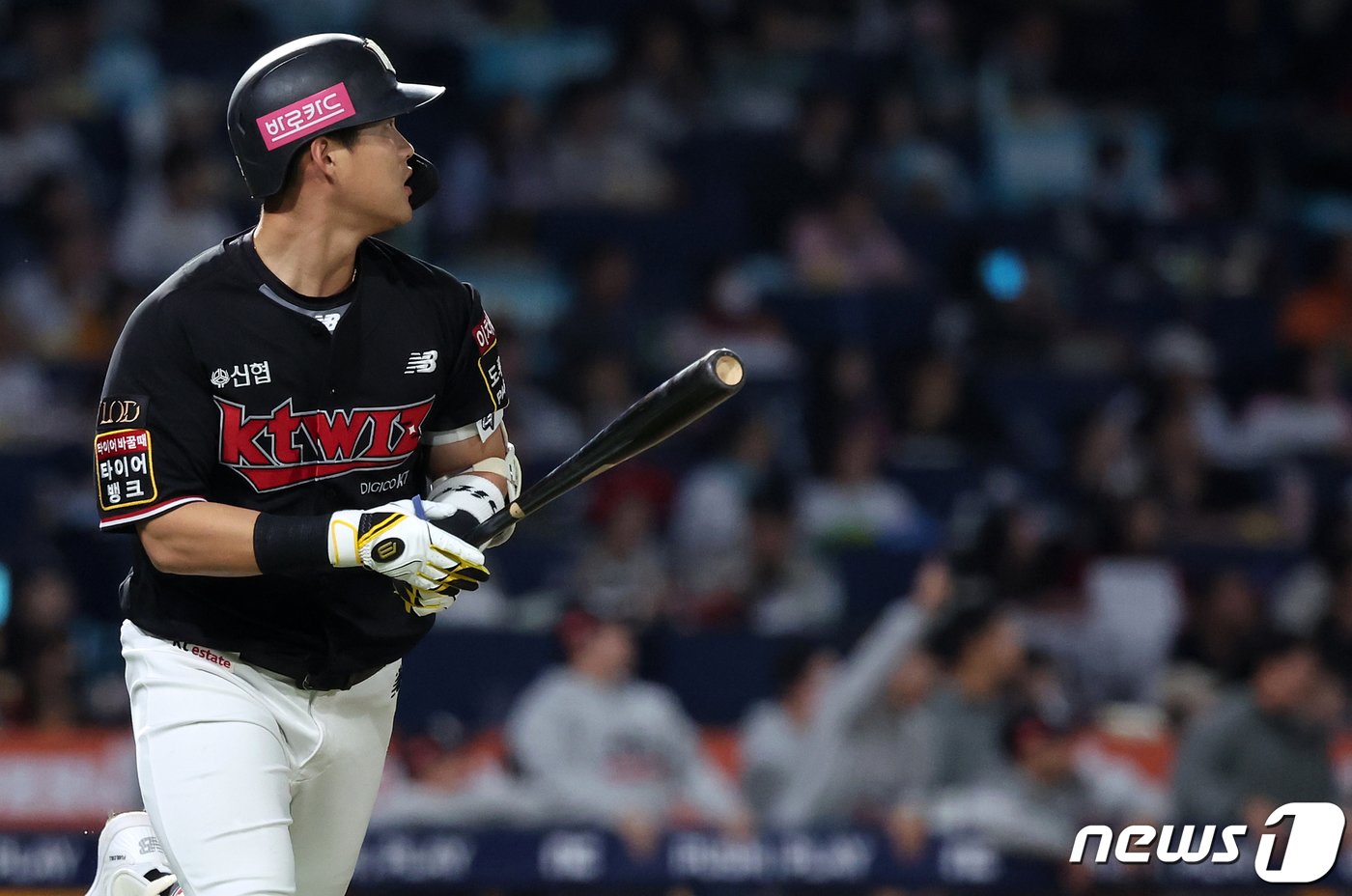 2일 오후 경남 창원시 마산회원구 양덕동 창원NC파크에서 열린 프로야구 &#39;2023 신한은행 SOL KBO 포스트시즌&#39; 플레이오프 3차전 kt 위즈와 NC 다이노스의 경기, kt 배정대가 2회초 2사 1루 투런포를 친 뒤 타구를 응시하고 있다. 2023.11.2/뉴스1 ⓒ News1 김진환 기자