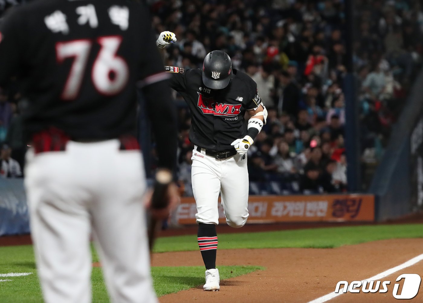 2일 오후 경남 창원NC파크에서 열린 프로야구 &#39;2023 신한은행 SOL KBO 포스트시즌&#39; 플레이오프 3차전 kt 위즈와 NC 다이노스의 경기 2회초 1사 1루 상황 kt 배정대가 투런 홈런을 때린 뒤 홈으로 향하고 있다. 2023.11.2/뉴스1 ⓒ News1 윤일지 기자