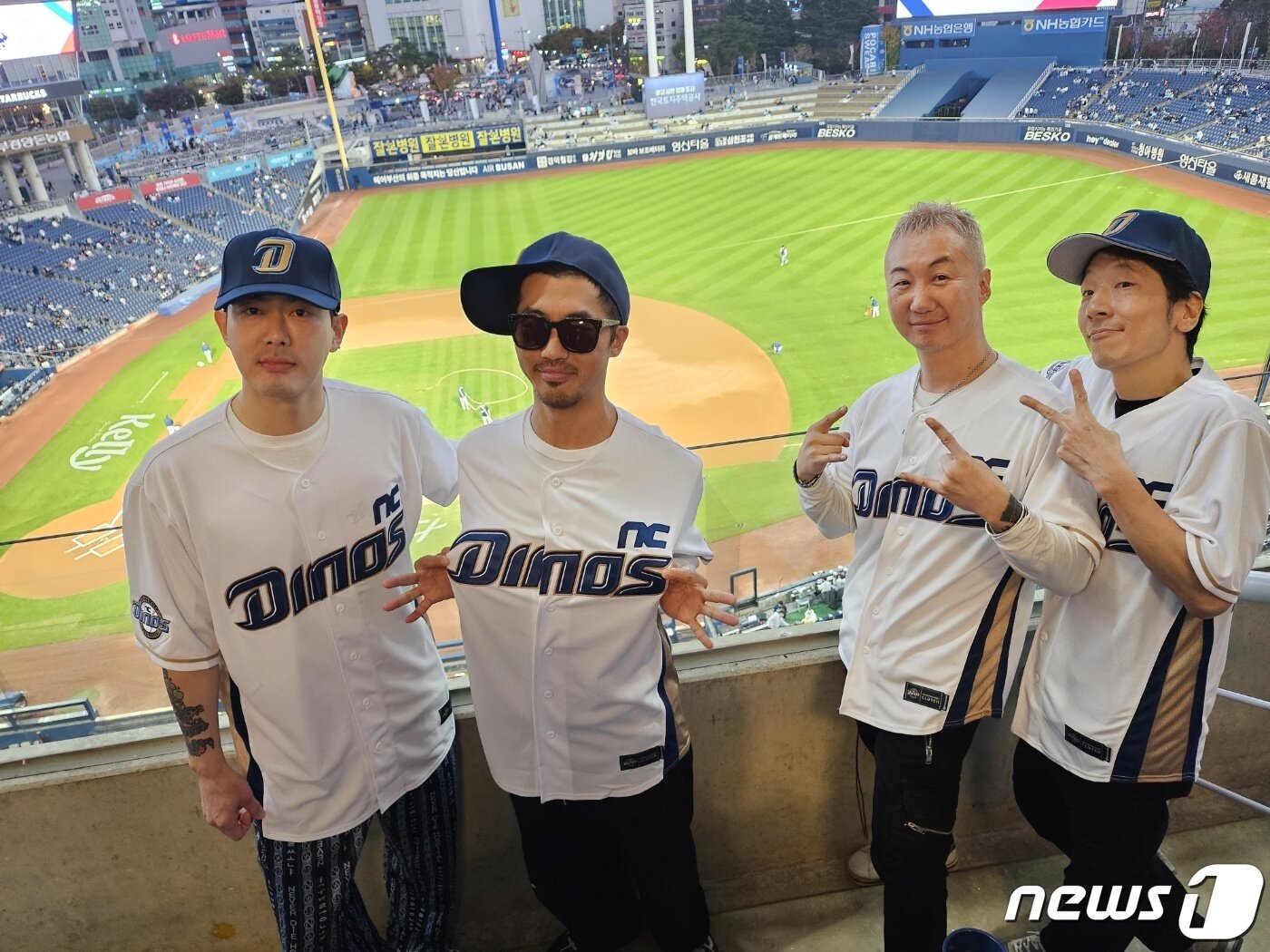 본문 이미지 - 록밴드 노브레인의 멤버 정우용, 정민준, 이성우, 황현성이 2일 경남 창원 NC 파크에서 열린 프로야구 플레이오프 3차전 NC-KT전에 앞서 취재진과 만난 자리에서 포즈를 취하고 있다. ⓒ News1