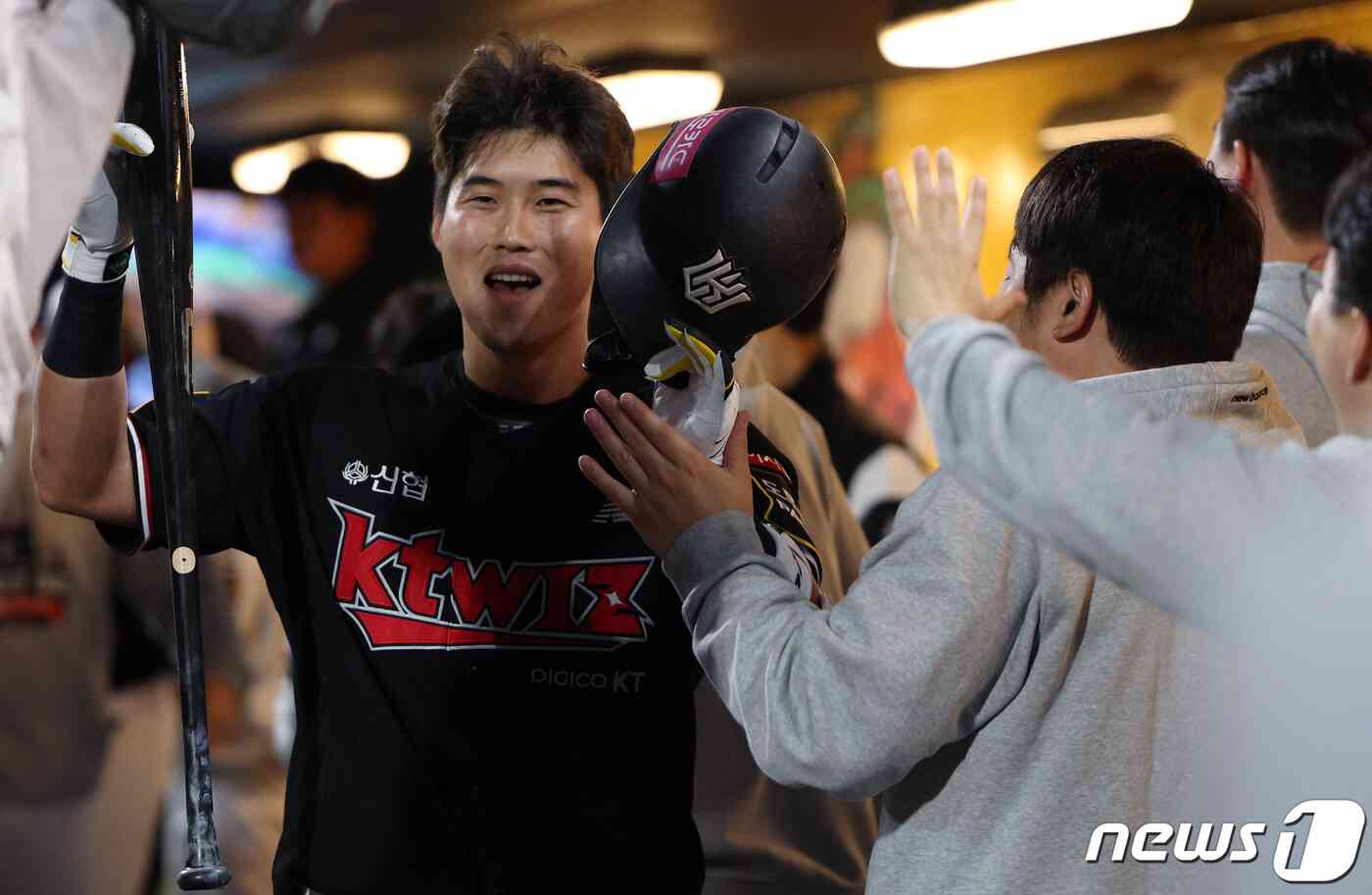 2일 오후 경남 창원시 마산회원구 양덕동 창원NC파크에서 열린 프로야구 '2023 신한은행 SOL KBO 포스트시즌' 플레이오프 3차전 NC 다이노스와 kt 위즈의 경기 2회초 1사 주자 1루 상황 투런 홈런을 날린 kt 배정대가 더그아웃으로 들어와 동료들의 환영을 받고 있다. 2023.11.2/뉴스1 © News1 박정호 기자