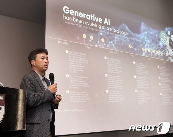 곽노정 SK하이닉스 사장이 2일 서울 고려대학교에서 ‘메모리 반도체의 비전과 인재 육성’’라는 주제로 특별강연을 진행하고 있다. (SK하이닉스 제공)