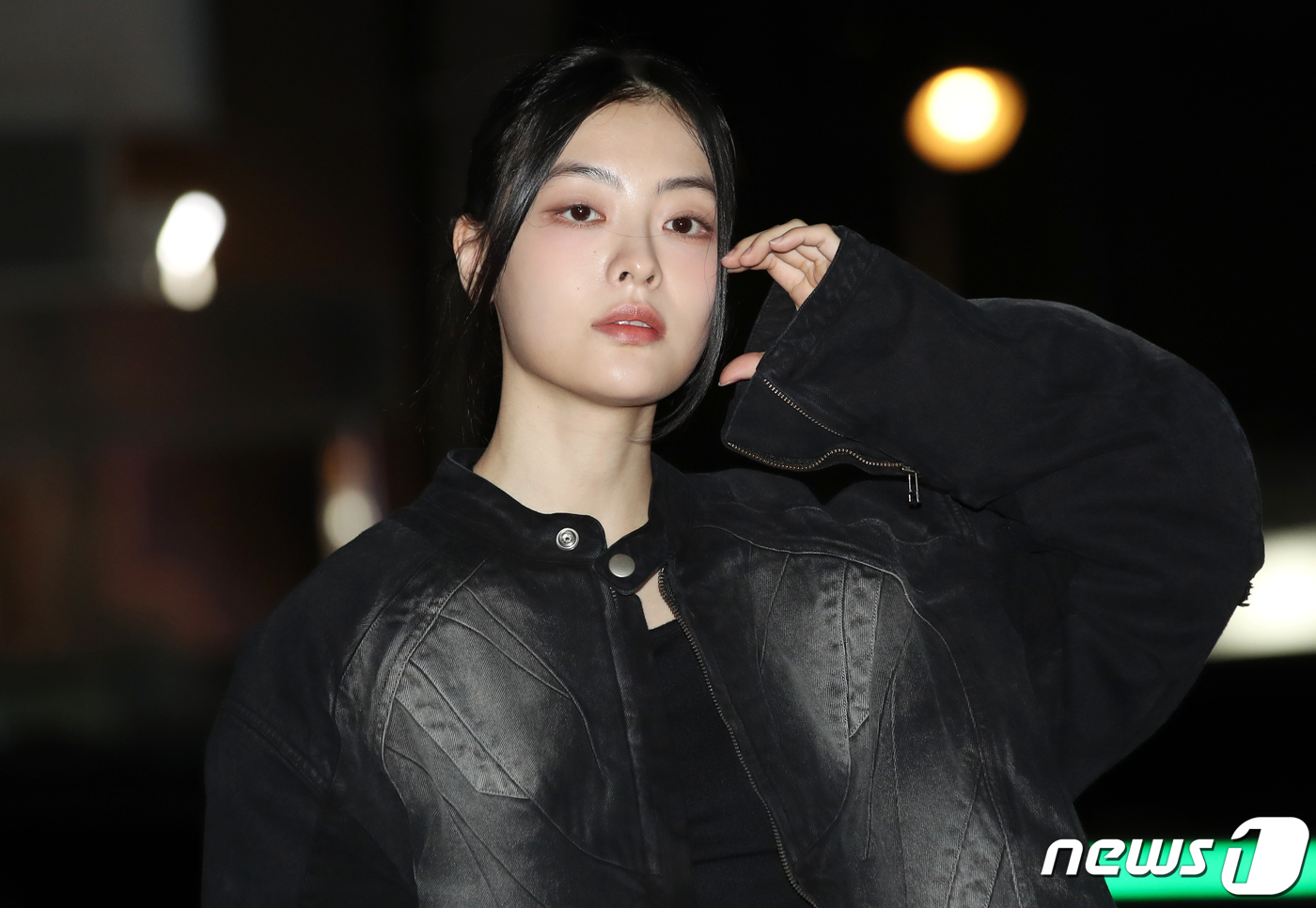 (서울=뉴스1) 권현진 기자 = 배우 배강희가 2일 서울 영등포구 한 식당에서 열린 tvN 토일극 '무인도의 디바' 마지막 촬영 뒤풀이에 참석해 인사를 하고 있다. 2023.11. …