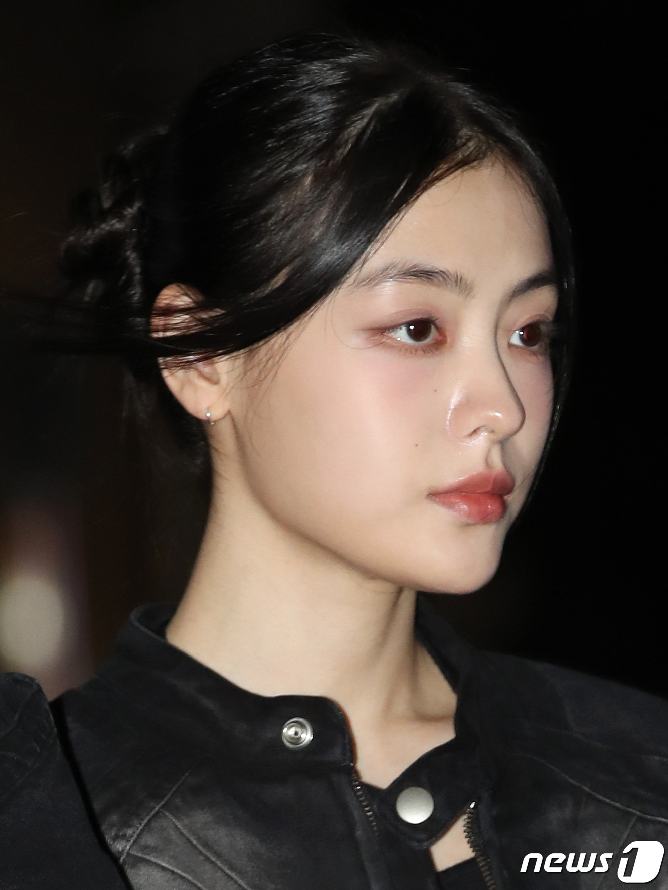 (서울=뉴스1) 권현진 기자 = 배우 배강희가 2일 서울 영등포구 한 식당에서 열린 tvN 토일극 '무인도의 디바' 마지막 촬영 뒤풀이에 참석해 인사를 하고 있다. 2023.11. …