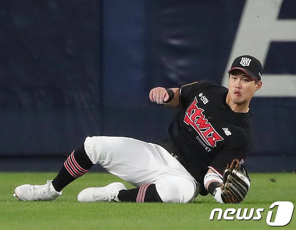 2일 오후 경남 창원NC파크에서 열린 프로야구 &#39;2023 신한은행 SOL KBO 포스트시즌&#39; 플레이오프 3차전 kt 위즈와 NC 다이노스의 경기 4회말 2사 주자 없는 상황 kt 배정대가 NC 권희동의 타구를 잡아내고 있다. 2023.11.2/뉴스1 ⓒ News1 윤일지 기자