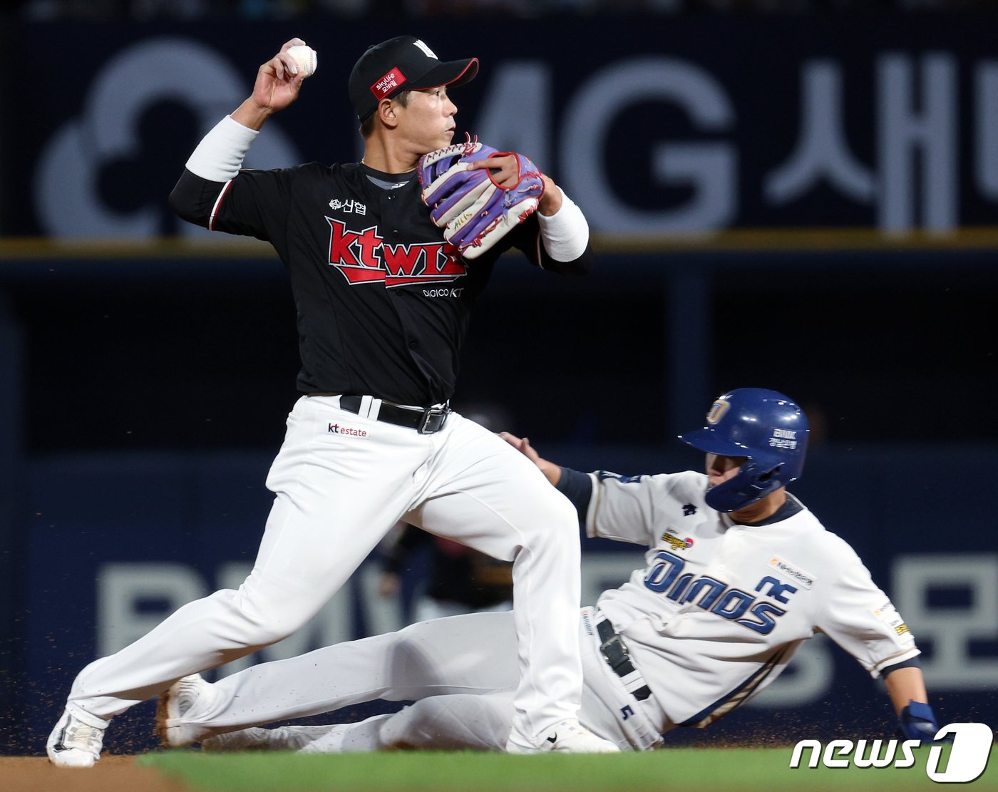 2일 오후 경남 창원시 마산회원구 양덕동 창원NC파크에서 열린 프로야구 &#39;2023 신한은행 SOL KBO 포스트시즌&#39; 플레이오프 3차전 NC 다이노스와 kt 위즈의 경기 5회말 1사 주자 1루 상황 NC 김형준 내야 땅볼에 2루로 달린 서호철이 포스아웃되고 있다. 2023.11.2/뉴스1 ⓒ News1 박정호 기자