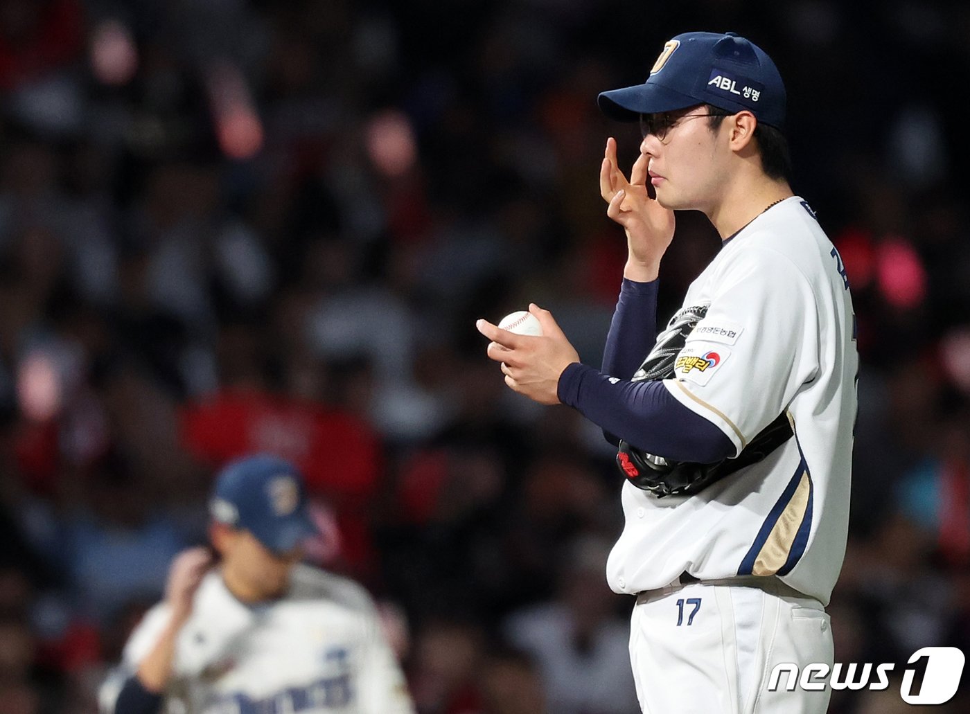 2일 오후 경남 창원시 마산회원구 양덕동 창원NC파크에서 열린 프로야구 &#39;2023 신한은행 SOL KBO 포스트시즌&#39; 플레이오프 3차전 kt 위즈와 NC 다이노스의 경기, NC 두 번째 투수 김영규가 7회초 1사 kt 배정대에게 볼넷을 허용한 뒤 아쉬워하고 있다. 2023.11.2/뉴스1 ⓒ News1 김진환 기자