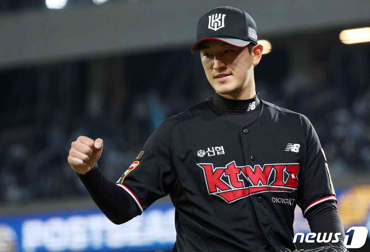 2일 오후 경남 창원시 마산회원구 양덕동 창원NC파크에서 열린 프로야구 '2023 신한은행 SOL KBO 포스트시즌' 플레이오프 3차전 NC 다이노스와 kt 위즈의 경기 6회말 이닝을 마친 kt 고영표가 더그아웃으로 들어가며 주먹을 불끈 쥐고 있다. 2023.11.2/뉴스1 © News1 박정호 기자