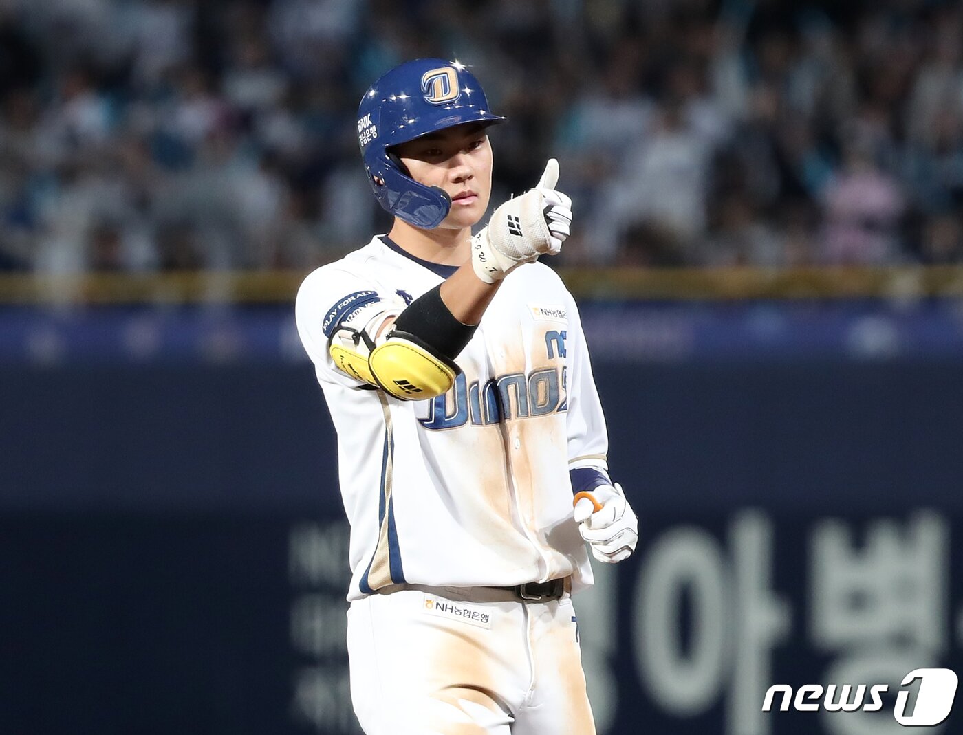 본문 이미지 - 2일 오후 경남 창원NC파크에서 열린 프로야구 &#39;2023 신한은행 SOL KBO 포스트시즌&#39; 플레이오프 3차전 kt 위즈와 NC 다이노스의 경기 8회말 2사 주자 없는 상황 NC 김주원이 안타를 때린 후 세리머니를 하고 있다. 2023.11.2/뉴스1 ⓒ News1 윤일지 기자