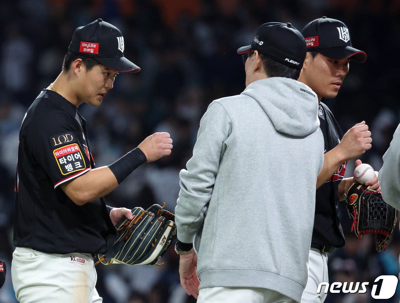 2일 오후 경남 창원시 마산회원구 양덕동 창원NC파크에서 열린 프로야구 &#39;2023 신한은행 SOL KBO 포스트시즌&#39; 플레이오프 3차전 NC 다이노스와 kt 위즈의 경기에서 3:0 승리를 거둔 kt 이강철 감독이 김재윤&#40;맨 오른쪽&#41;, 배정대&#40;를 맞이하고 있다. 2023.11.2/뉴스1 ⓒ News1 박정호 기자