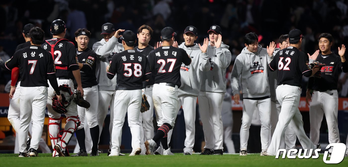 2일 오후 경남 창원시 마산회원구 양덕동 창원NC파크에서 열린 프로야구 &#39;2023 신한은행 SOL KBO 포스트시즌&#39; 플레이오프 3차전 kt 위즈와 NC 다이노스의 경기, 3대0으로 승리한 kt 선수들이 기쁨을 나누고 있다. 2023.11.2/뉴스1 ⓒ News1 김진환 기자