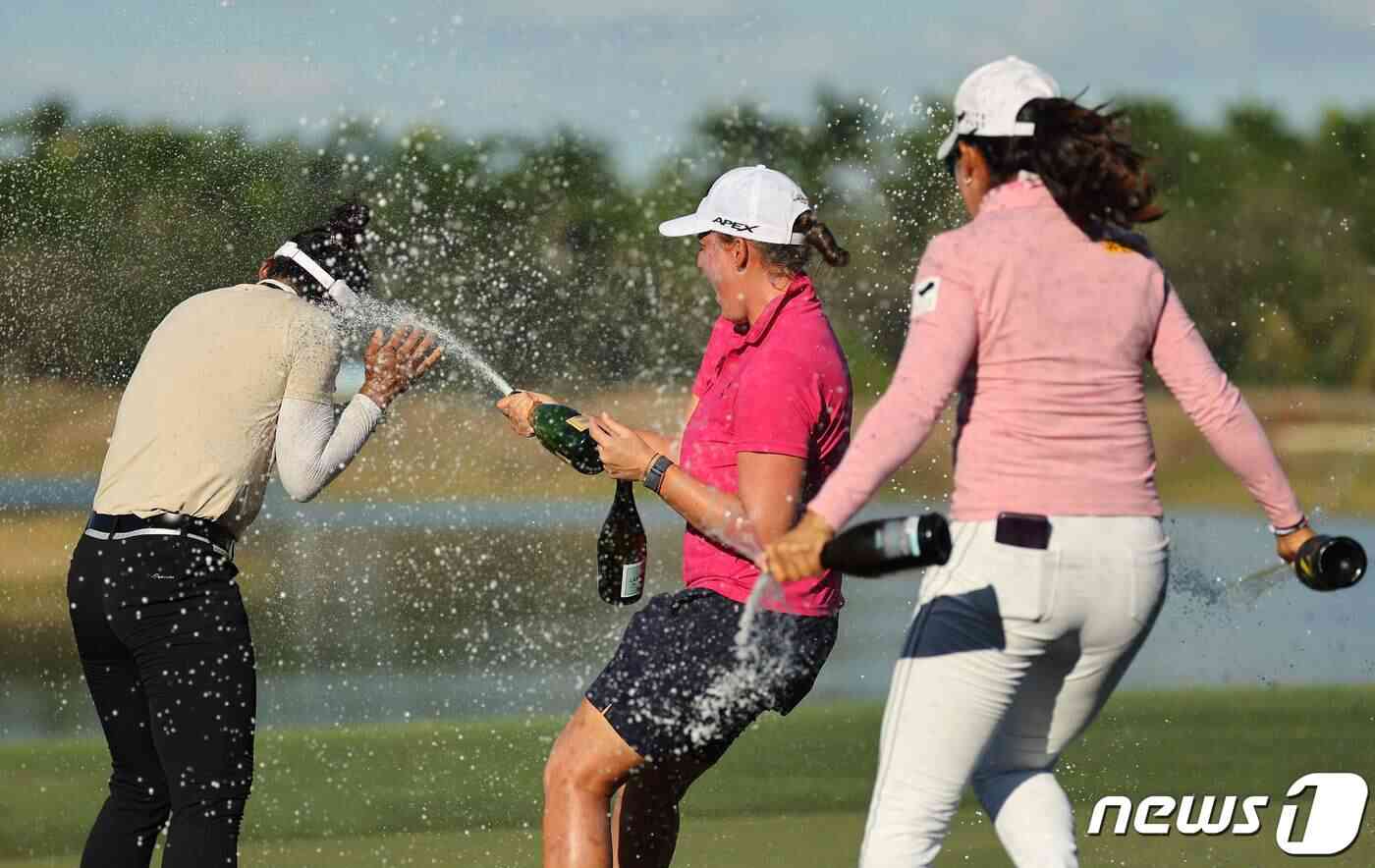 20일(한국시간) 양희영(왼쪽)이 LPGA투어 CME그룹 투어 챔피언십 우승을 확정 짓자 동료들이 샴페인을 뿌리며 축하하고 있다. © AFP=뉴스1