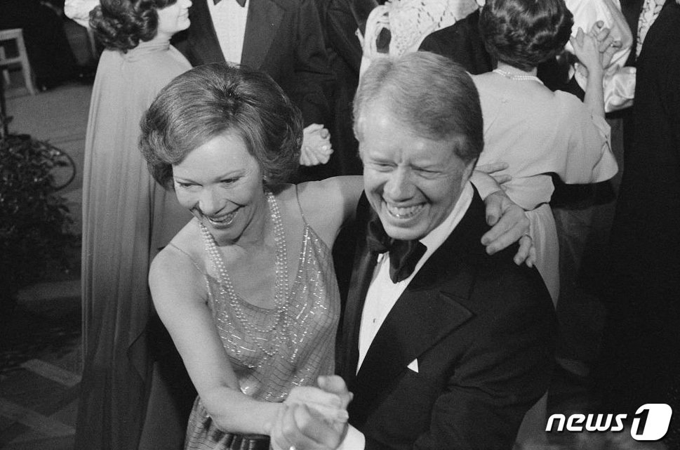 본문 이미지 - 1978년 카터 부부가 워싱턴 D.C. 의회 도서관에서 열린 행사에 참여한 모습. 1978.12.13. ⓒ 로이터=뉴스1