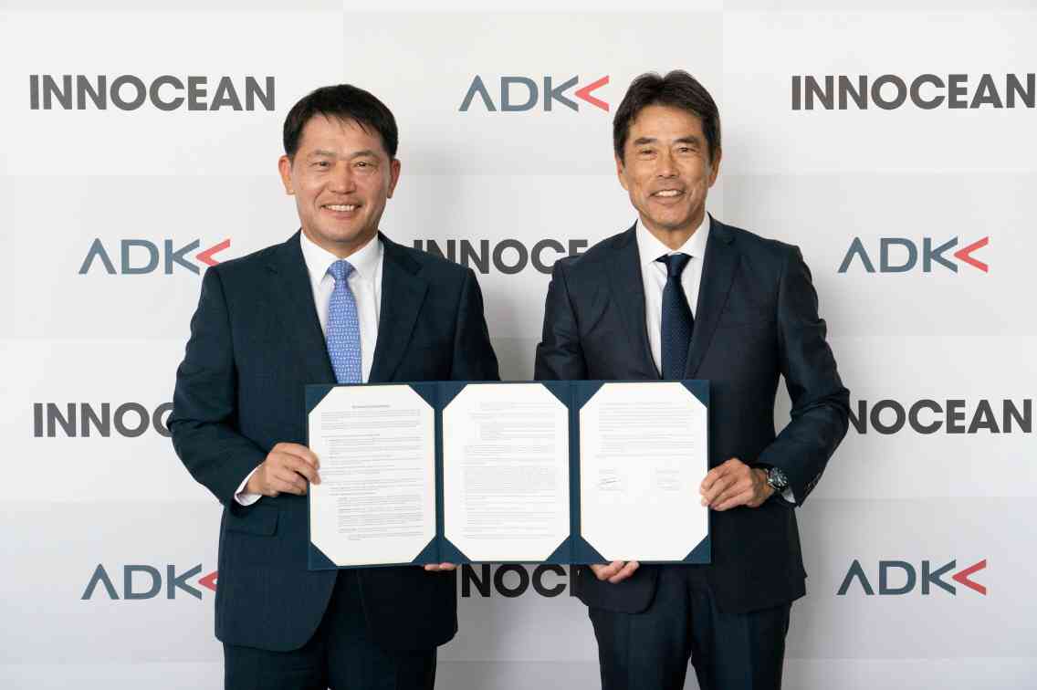 이노션은 67년 전통의 일본 메이저 광고대행사 ADK와 전략적 협업을 위한 양해각서(MOU)를 체결했다. 사진은 이용우 이노션 대표이사(왼쪽)와 토시야 오야마 ADK 대표이사.(이노션 제공) 