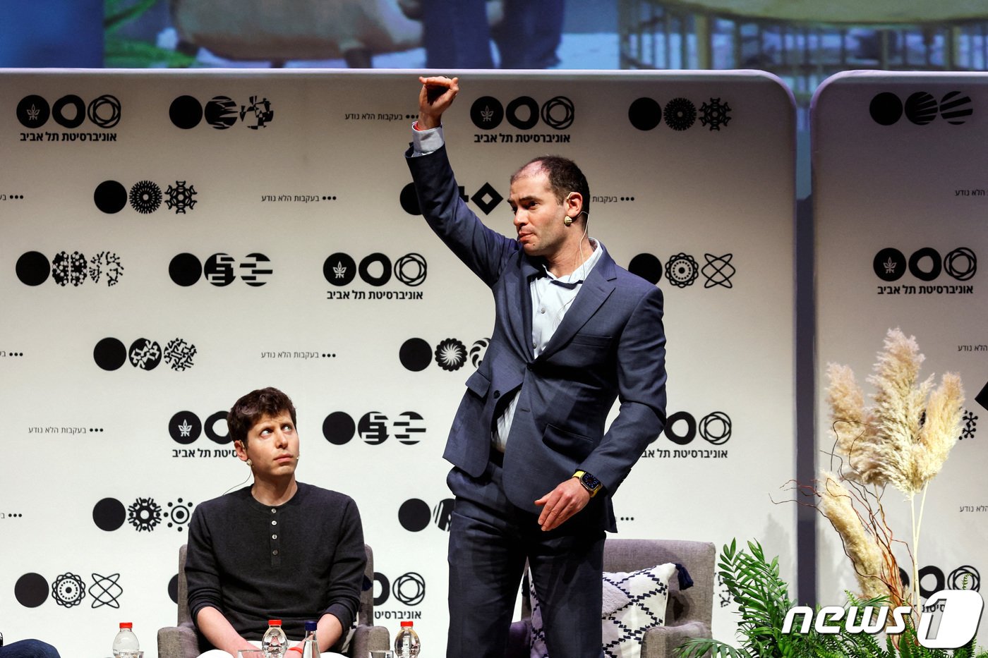 본문 이미지 - 지난 6월 오픈 AI 공동 창업자 올트먼과 일리아 수츠케버가 이스라엘 텔아비브 대학에서 강연을 하고 있다. ⓒ 로이터=뉴스1 ⓒ News1 박형기 기자