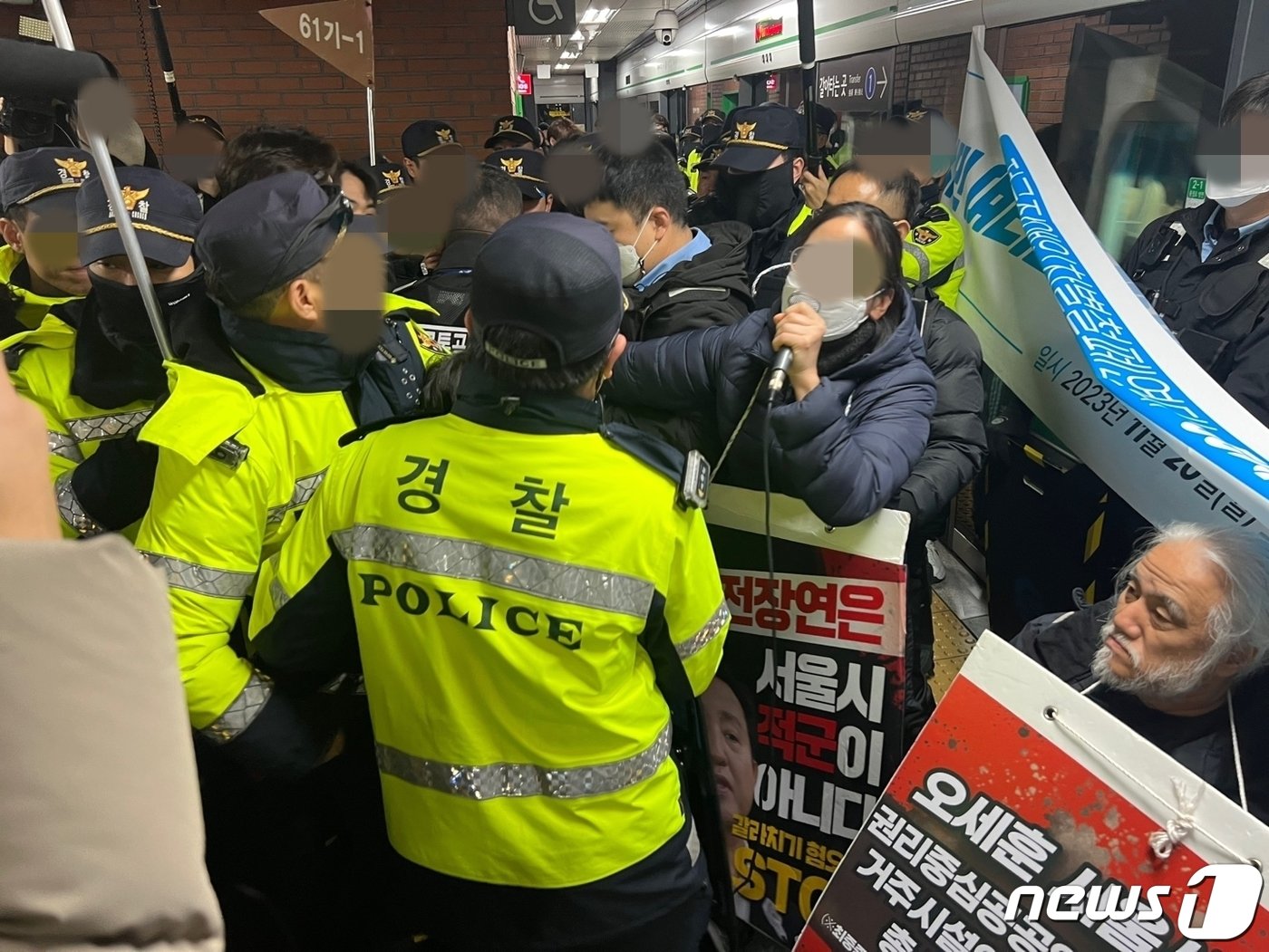 본문 이미지 - 20일 오전 2호선 시청역 승강장 ⓒ 뉴스1 임윤지 기자