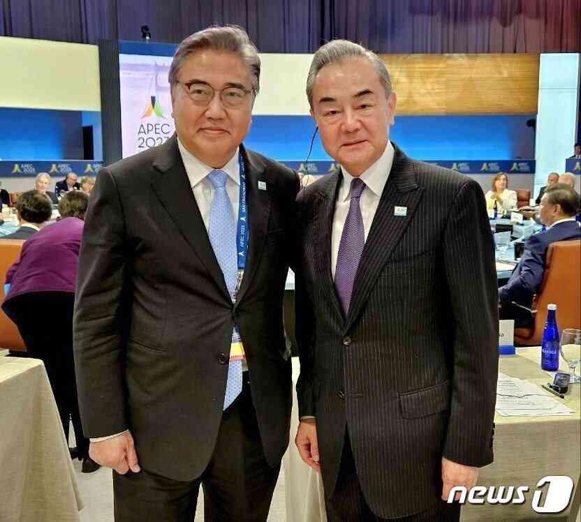 박진 외교부 장관(왼쪽)과 왕이 중국 외교부장이 지난 17(현지시간) 미국 샌프란시스코에서 열린 아시아·태평양경제협력체(APEC) 정상회의 참석을 계기로 만나 기념 촬영을 하고 있다. (외교부 제공)