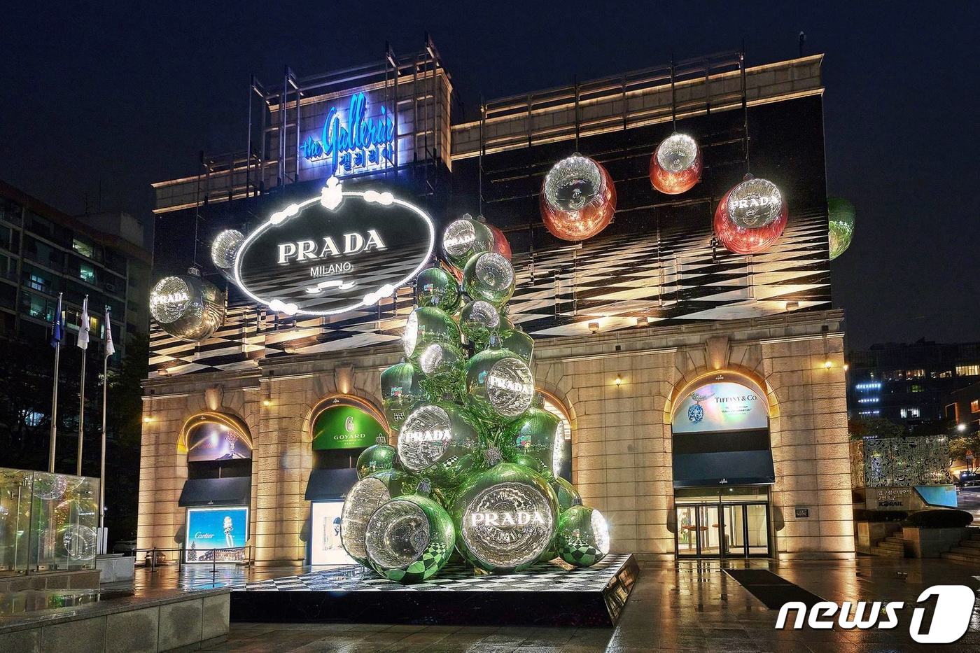 (서울=뉴스1) = 갤러리아백화점이 연말을 맞아 서울 명품관에서 크리스마스 트리를 비롯한 외관 장식을 선보인다고 20일 밝혔다. 갤러리아의 올해 크리스마스 조형물은 이탈리아 럭셔리 …