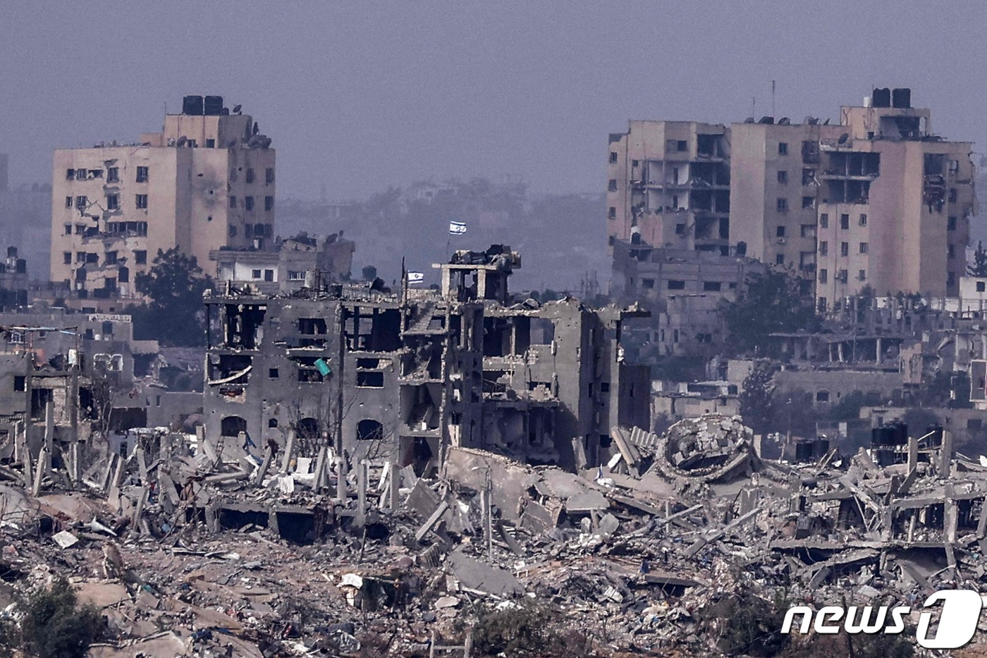 (이스라엘-가자 접경지 AFP=뉴스1) 정지윤 기자 = 19일(현지시간) 이스라엘군의 폭격으로 인해 가자지구의 건물과 시설들이 처참히 무너져있다. 2023.11.20ⓒ AFP=뉴스 …