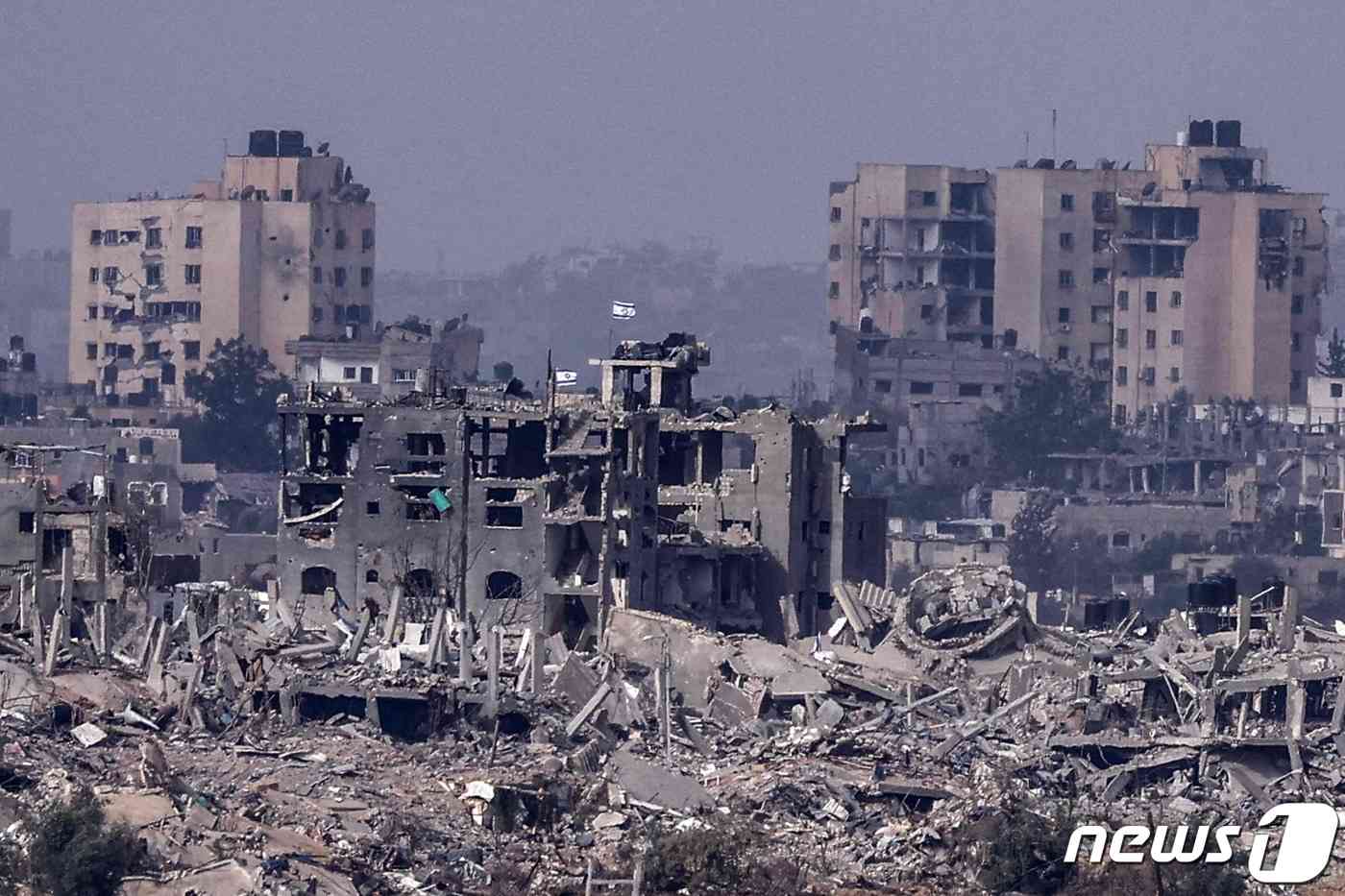 19일(현지시간) 이스라엘군의 폭격으로 인해 가자지구의 건물과 시설들이 처참히 무너져있다. 2023.11.20 © AFP=뉴스1 © News1 정지윤 기자