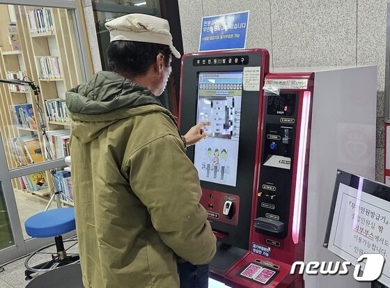 본문 이미지 - 진주시청 민원실 앞에 설치된 무인 민원 발급 창구에서 한 시민이 서류를 출력하고 있다. 2023.11.20 뉴스1/한송학기자