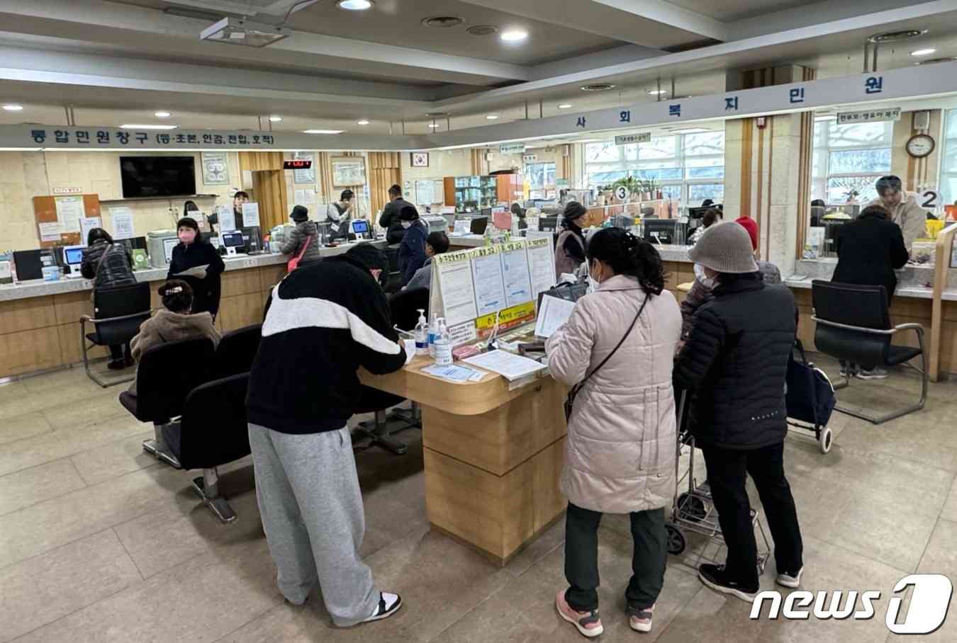 20일 오전 인천 남동구 만수1동행정복지센터에 민원인들이 몰려 있다. © News1 박소영 기자
