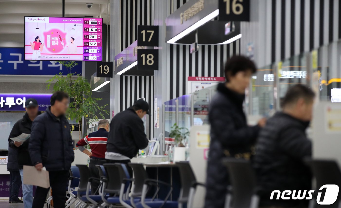 전국 행정망 &#39;먹통&#39; 사태와 관련해 정부가 사흘 만에 &#34;모두 복구됐다＂고 밝힌 20일 오전 서울 동대문구청을 찾은 민원인들이 민원 업무를 보고 있다. 2023.11.20/뉴스1 ⓒ News1 이승배 기자