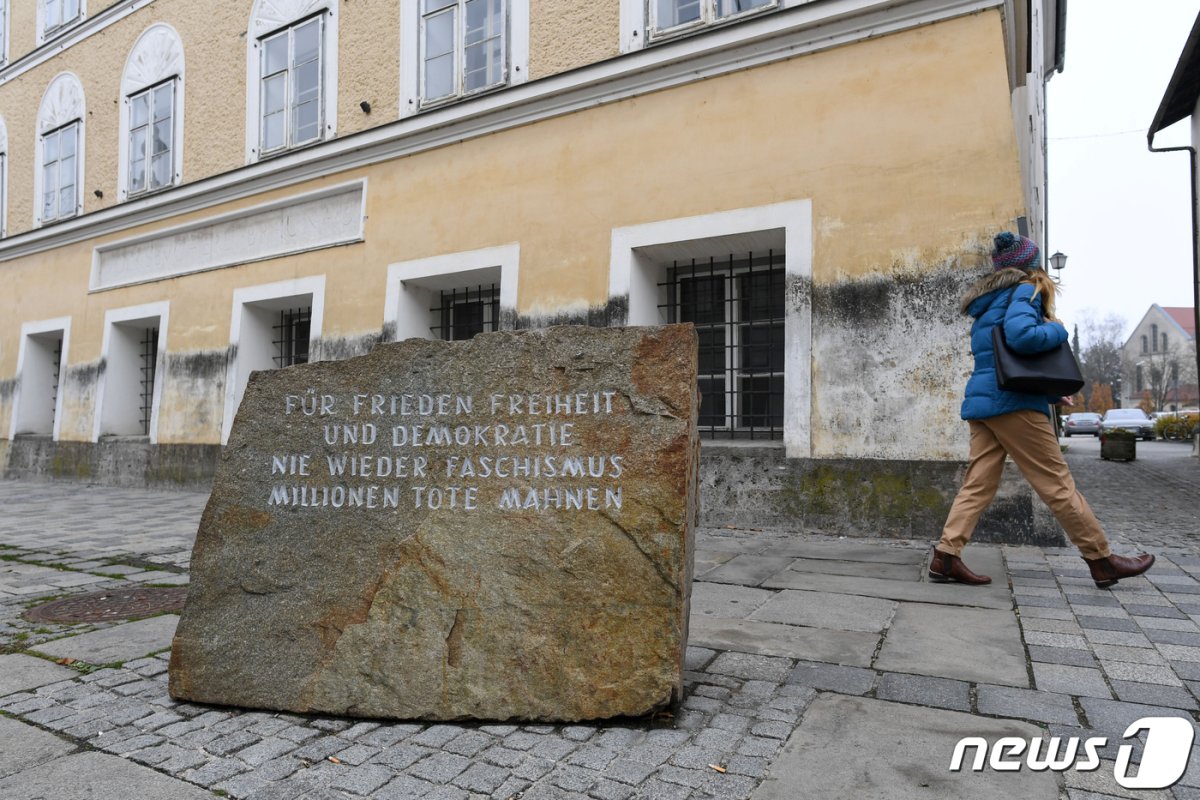 오스트리아 오버외스터라이히주(州)의 브라우나우암인에 자리한 아돌프 히틀러의 생가 앞에 설치된 비석. 비석에 