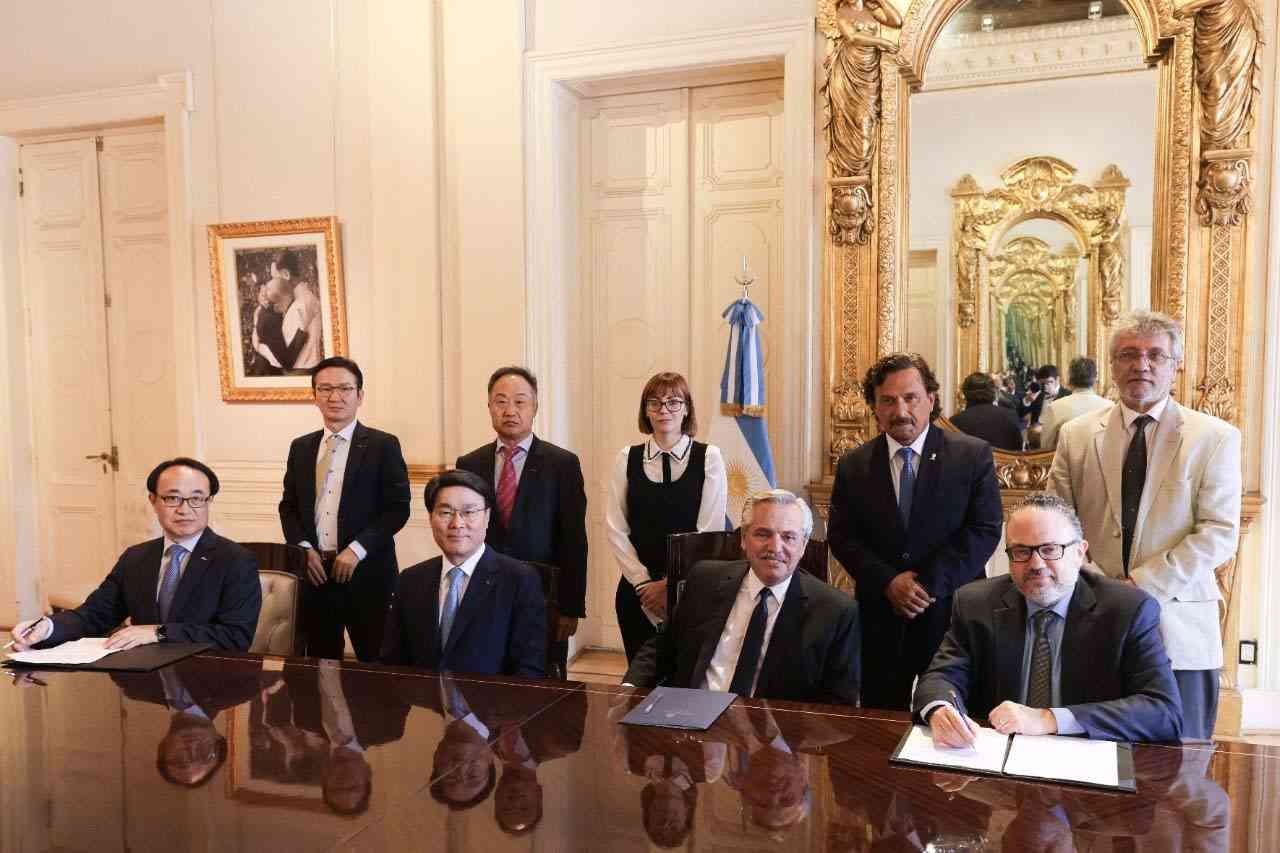 최정우 포스코그룹 회장이 아르헨티나 대통령을 만나 2030 부산 엑스포 유치에 대한 지지를 요청했다.(포스코홀딩스 제공)