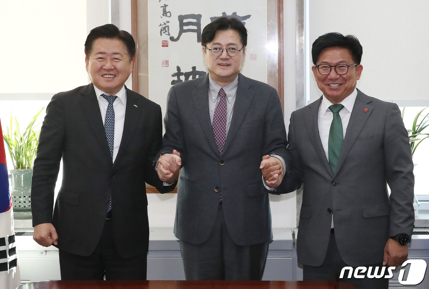 본문 이미지 - 홍익표 더불어민주당 원내대표가 20일 오전 서울 여의도 국회에서 열린 더불어민주당·제주도·제주도의회 국비공동확보단 면담에서 오영훈 제주특별자치도지사, 김경학 제주특별자치도의회 의장과 기념촬영을 하고 있다. 2023.11.20/뉴스1 ⓒ News1 임세영 기자