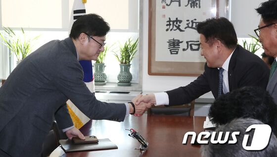 악수 나누는 홍익표·오영훈